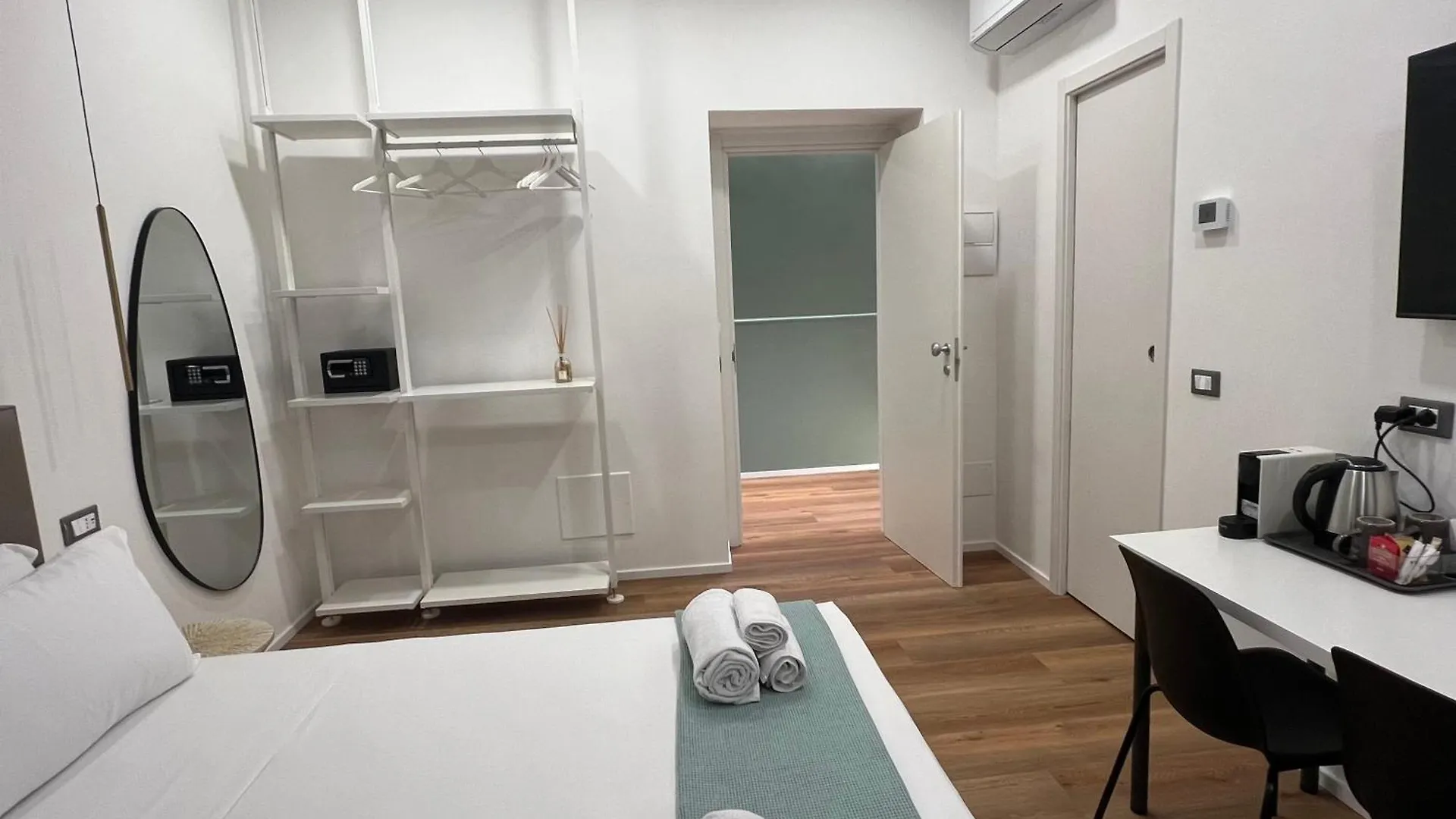 Sunrise Rooms La Spezia 0*,  Italia